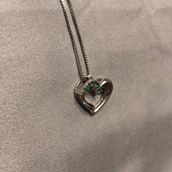 2x Host Pick!❤️Emerald and silver heart necklace - Picture 4 of 5